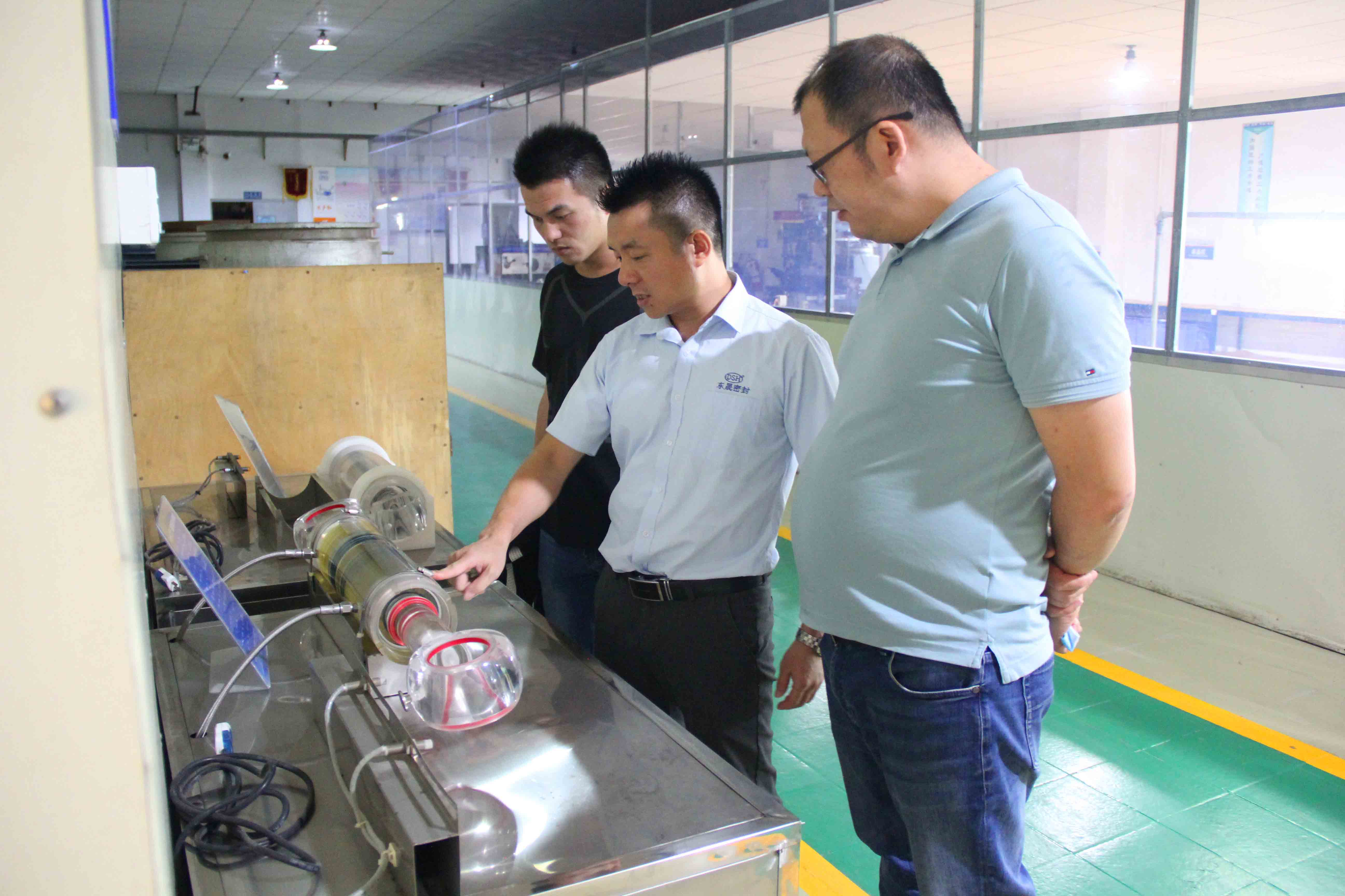 胡總給客戶講解油封在油缸的運動原理