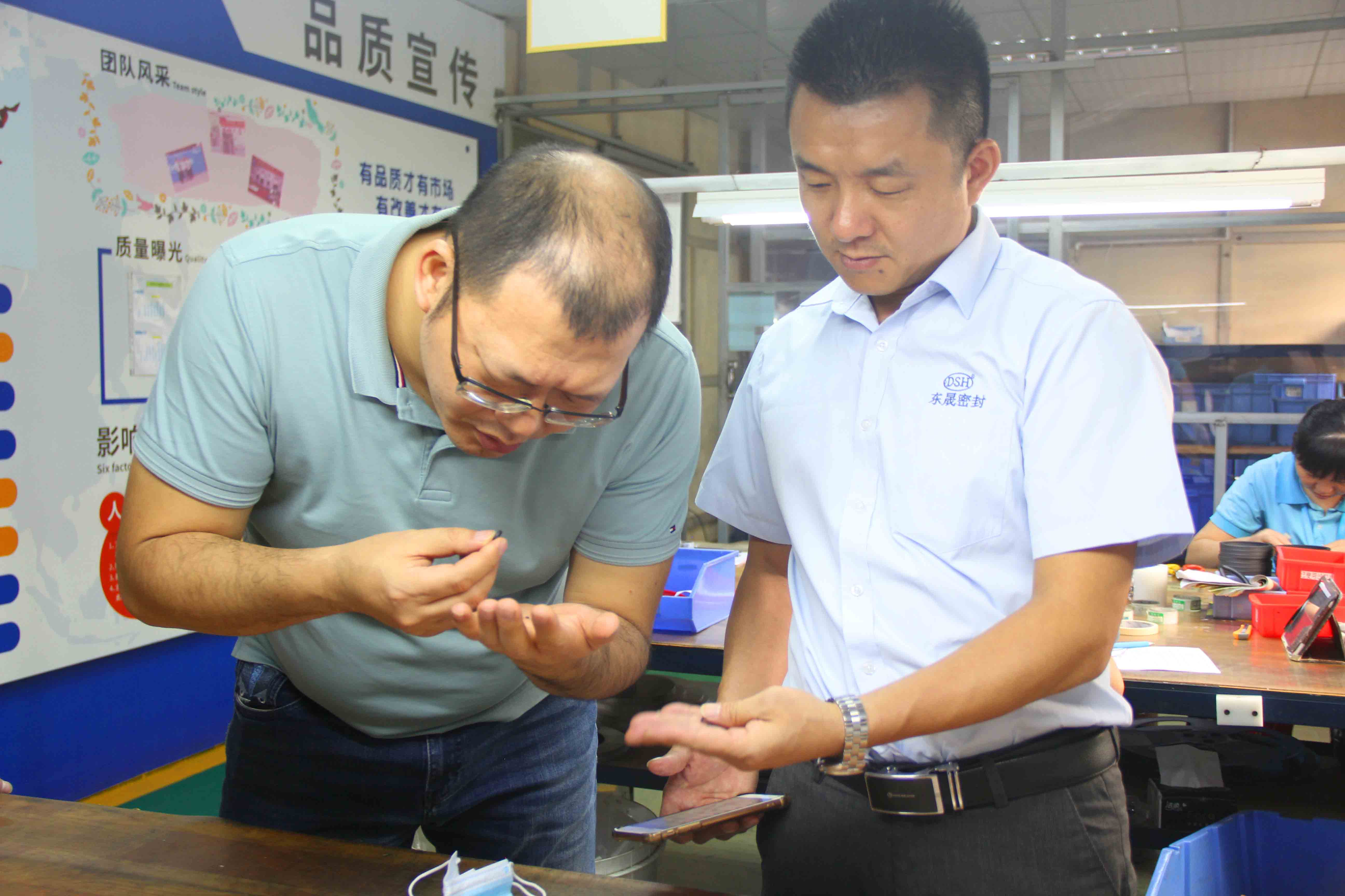 客戶查看小型油封產品