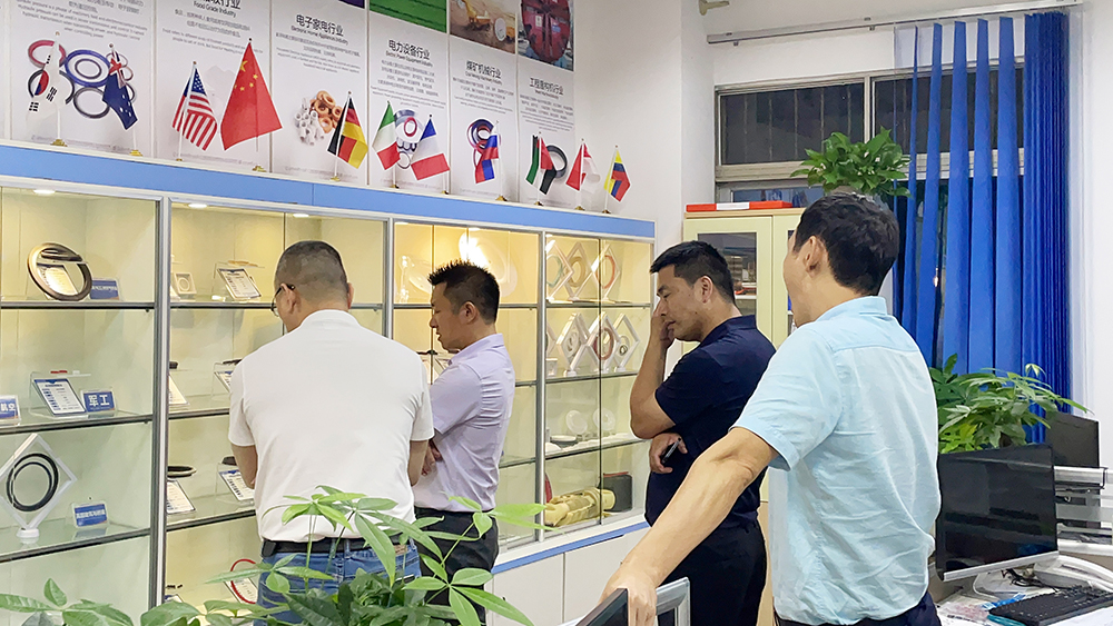 1東莞地產(chǎn)大老在看東晟密封件產(chǎn)品展示柜1.JPG